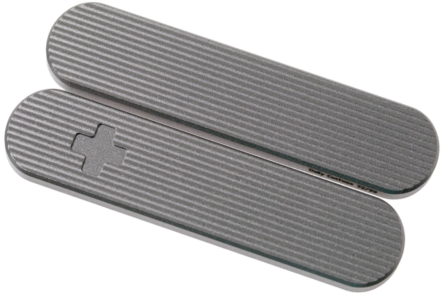 Daily Customs 58.2 Pinstripes Pattern, Titanium P10009499 Cachas Victorinox